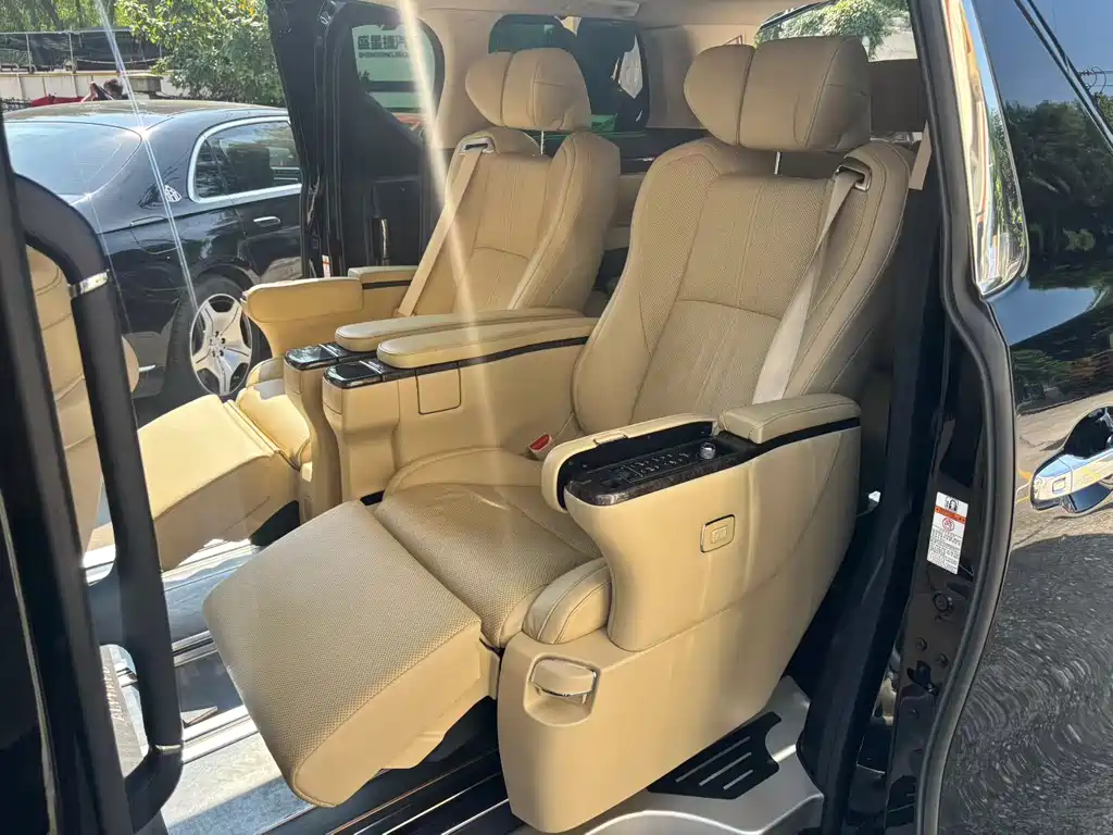 Toyota Alphard — фото 6