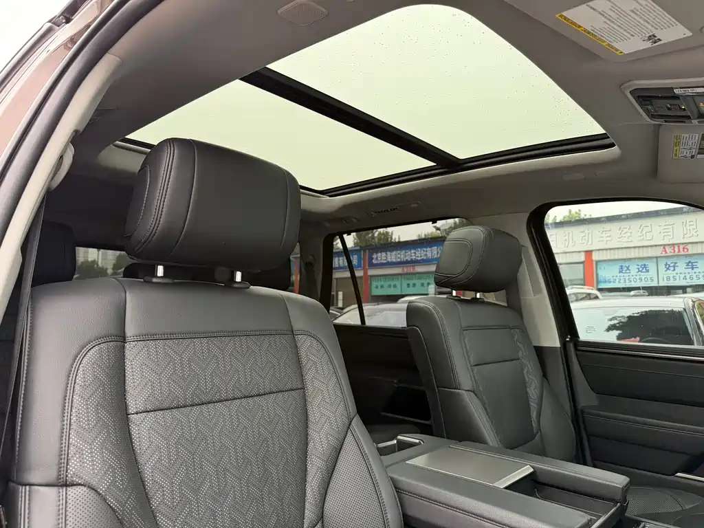 Toyota Sequoia — фото 11