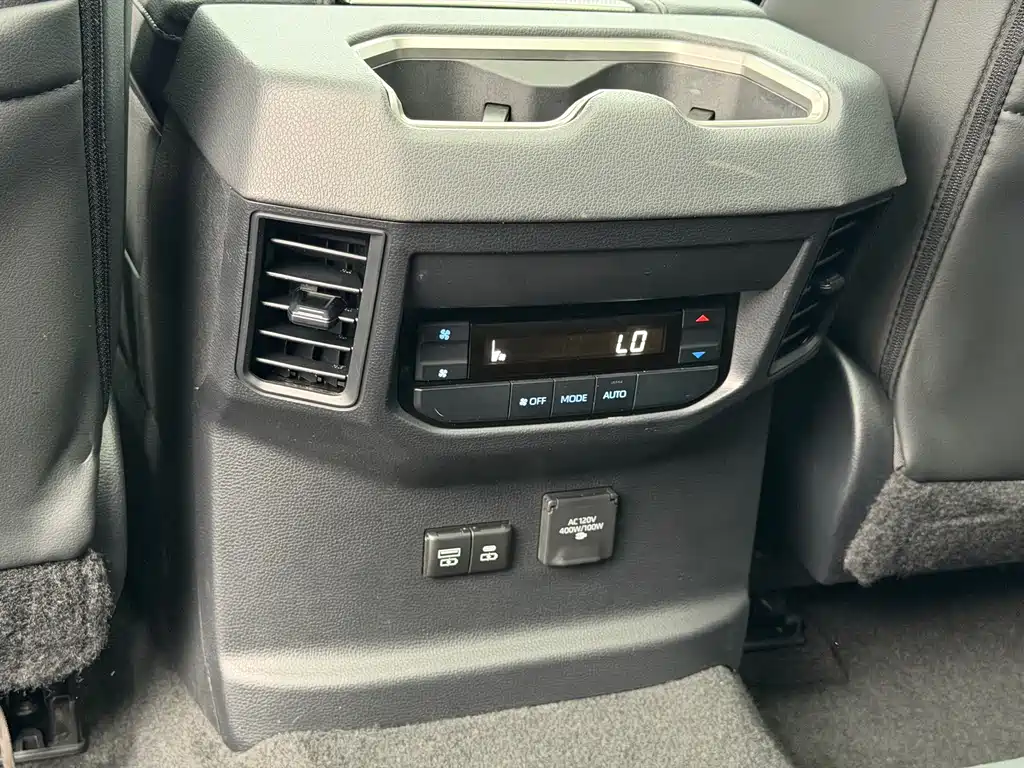 Toyota Sequoia — фото 14