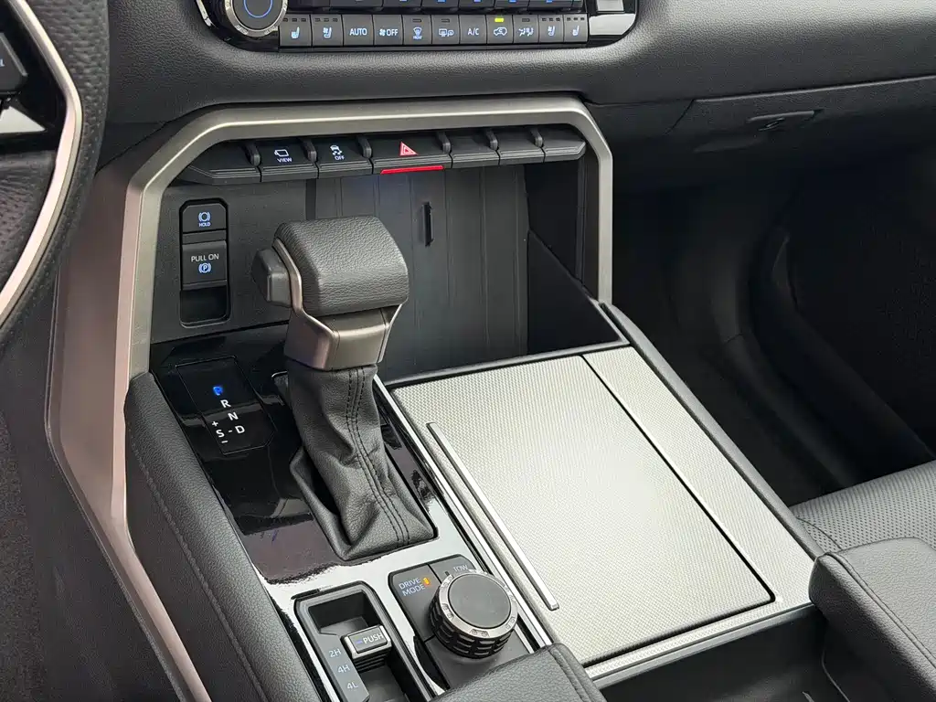 Toyota Sequoia — фото 17