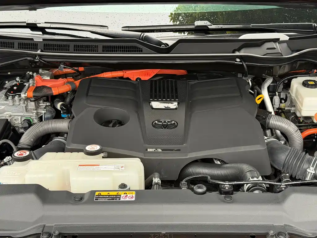 Toyota Sequoia — фото 19