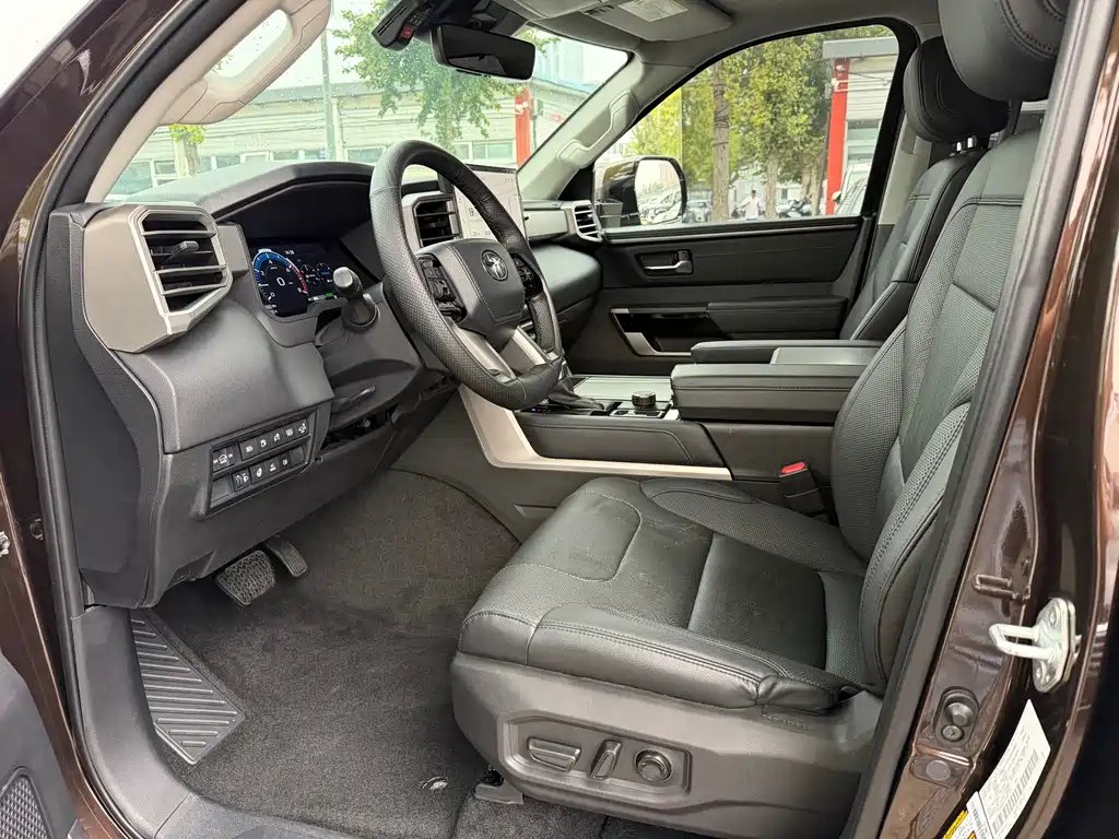 Toyota Sequoia — фото 5