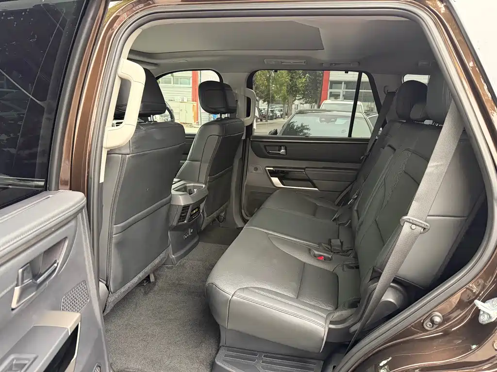 Toyota Sequoia — фото 6