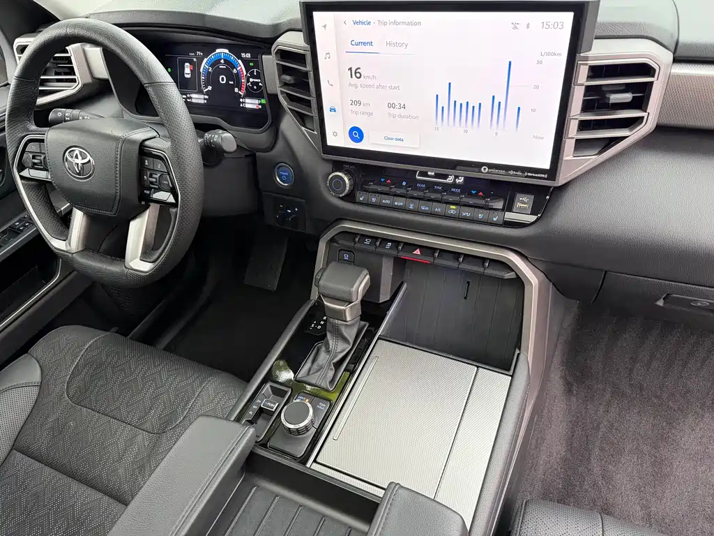 Toyota Sequoia — фото 10