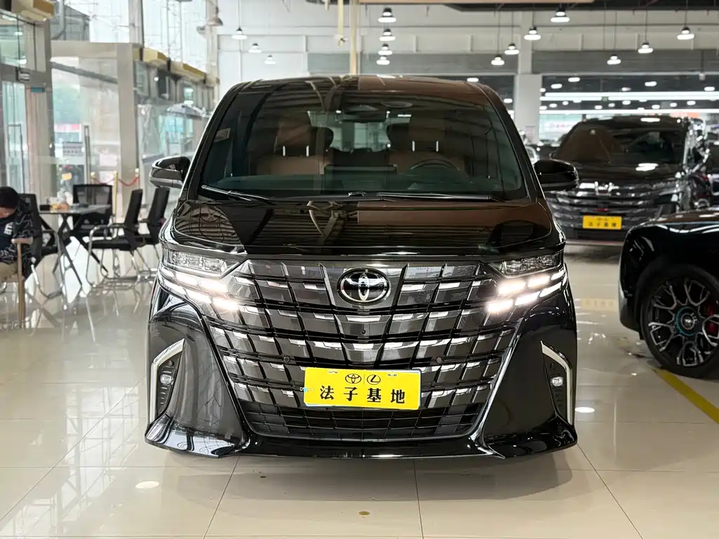 Toyota Alphard — фото 2