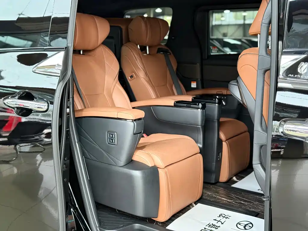 Toyota Alphard — фото 13