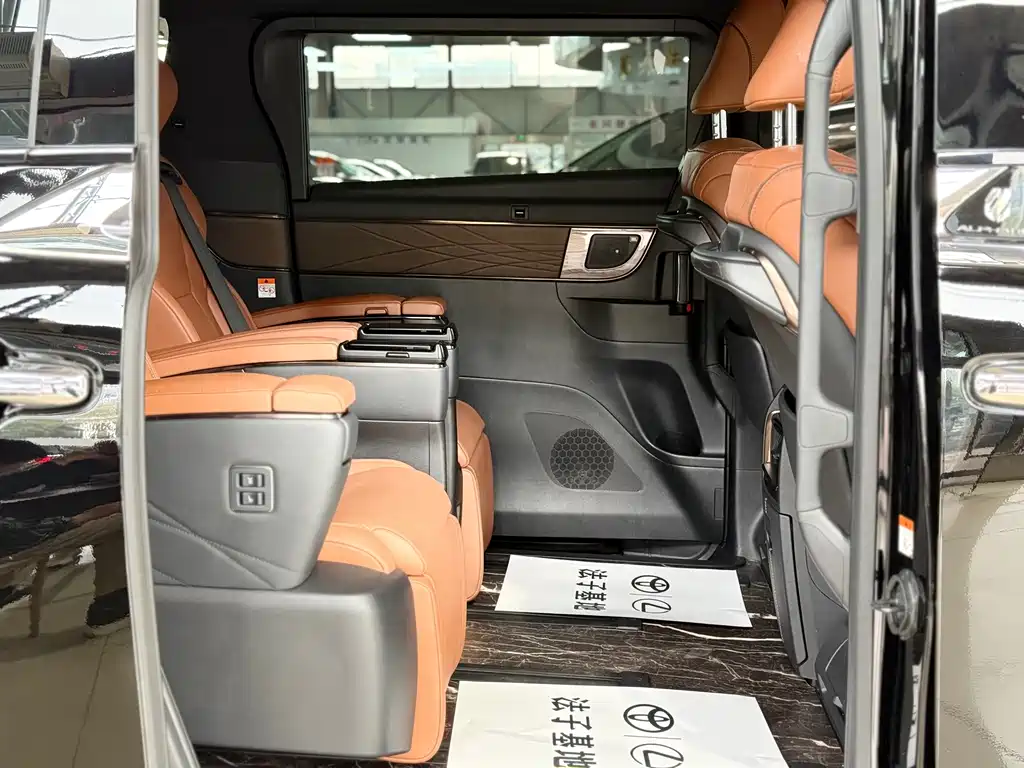 Toyota Alphard — фото 14