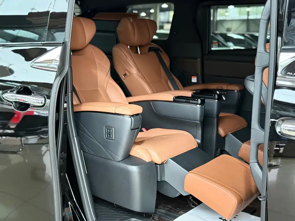 Toyota Alphard — фото 17