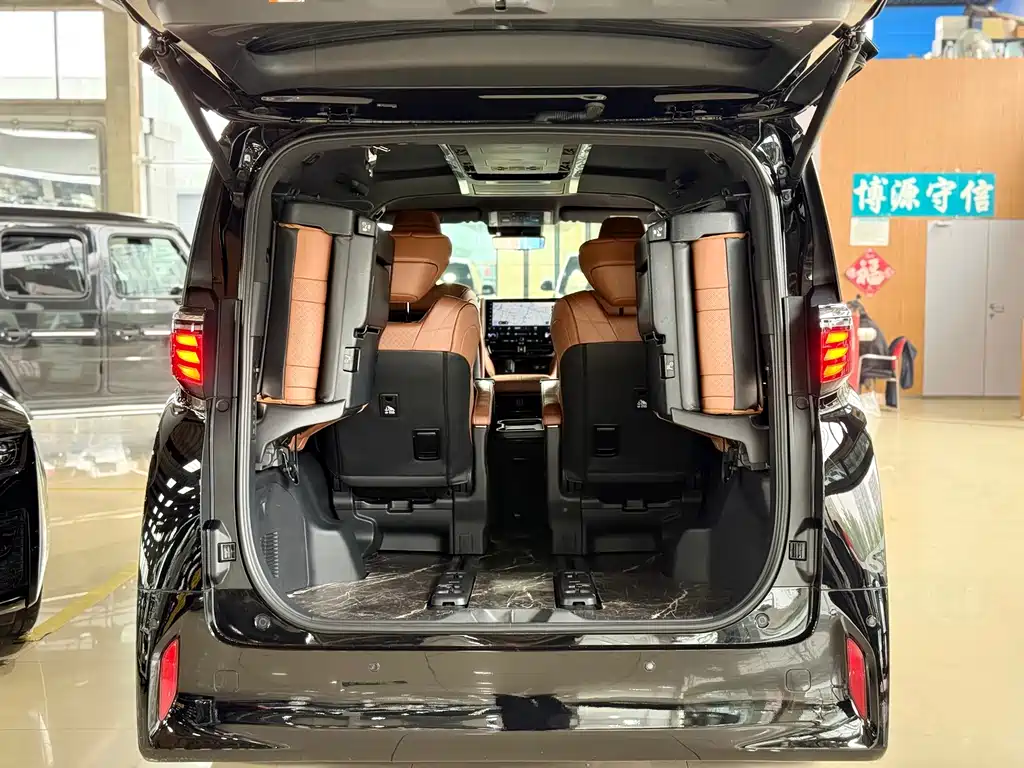 Toyota Alphard — фото 23