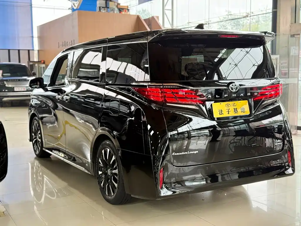 Toyota Alphard — фото 24