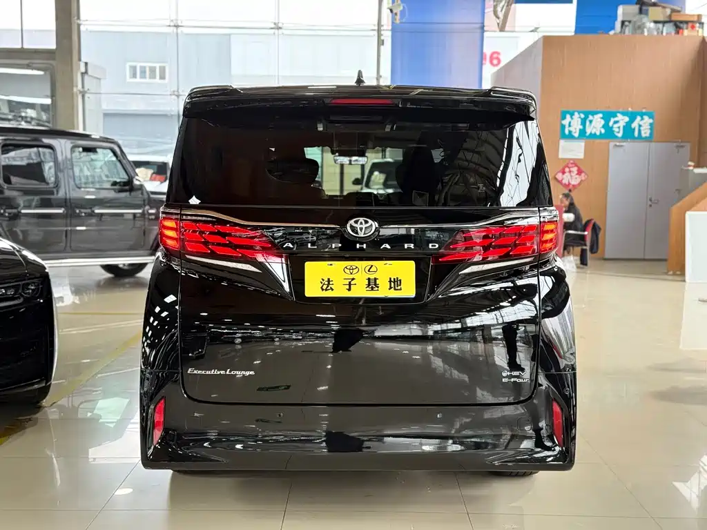 Toyota Alphard — фото 25