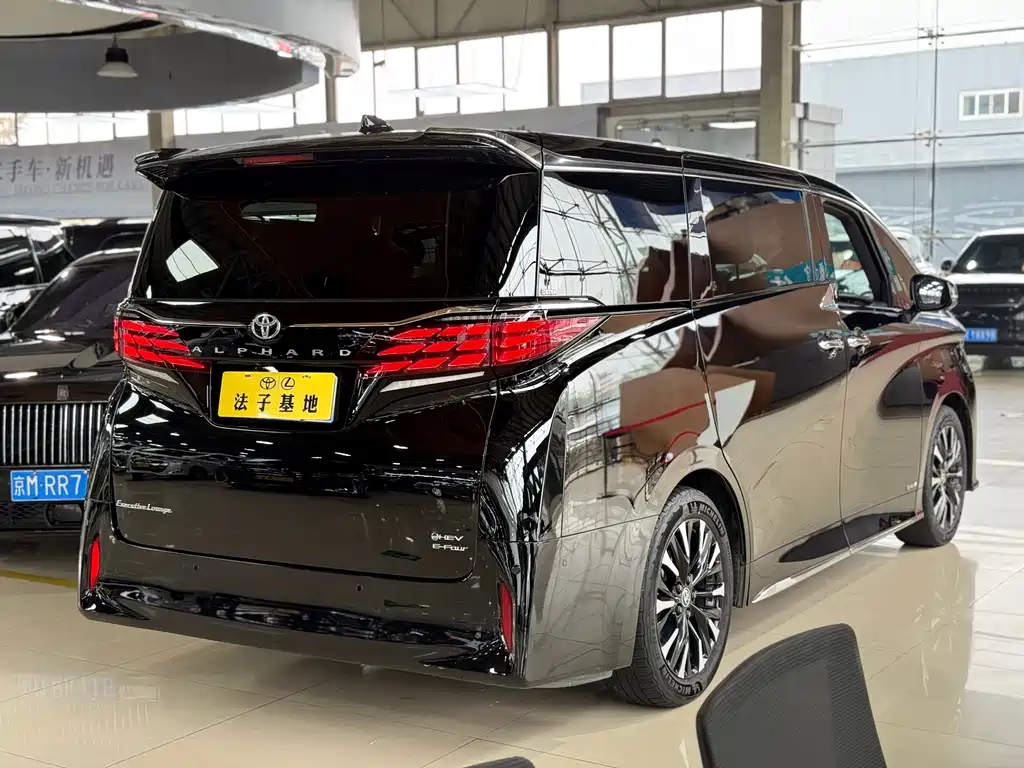 Toyota Alphard — фото 26