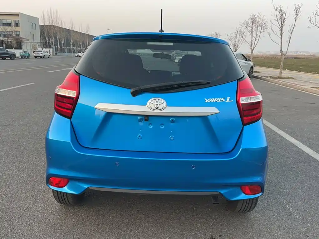 Toyota Yaris L — фото 3