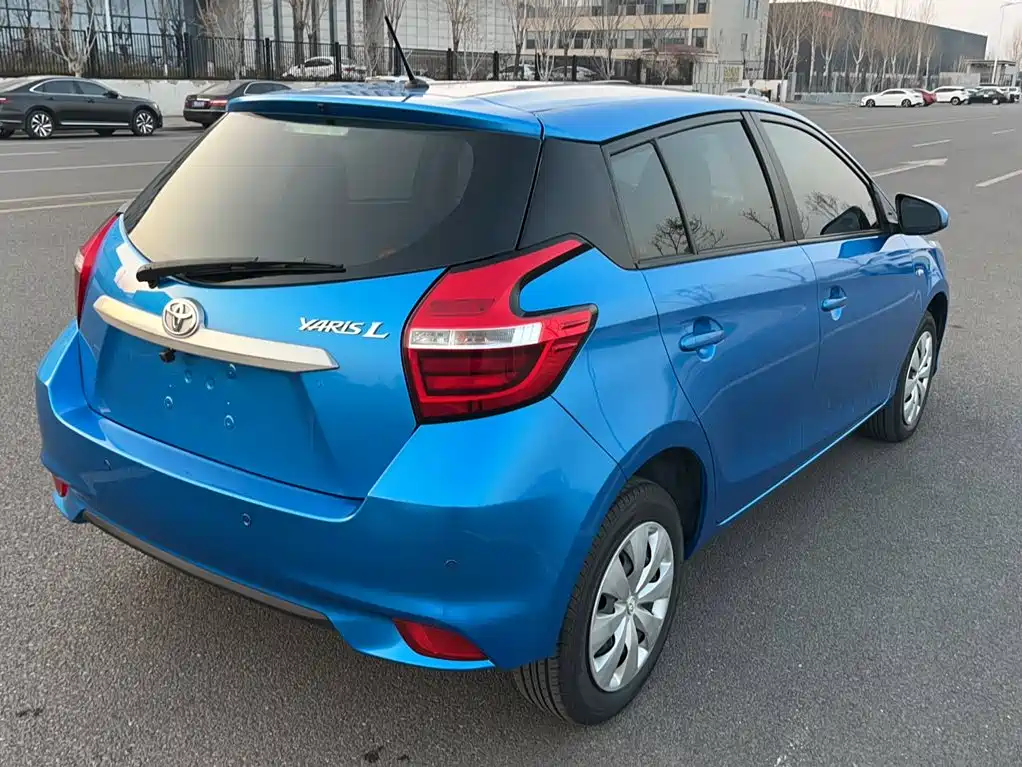Toyota Yaris L — фото 4