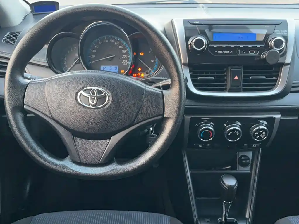 Toyota Yaris L — фото 5