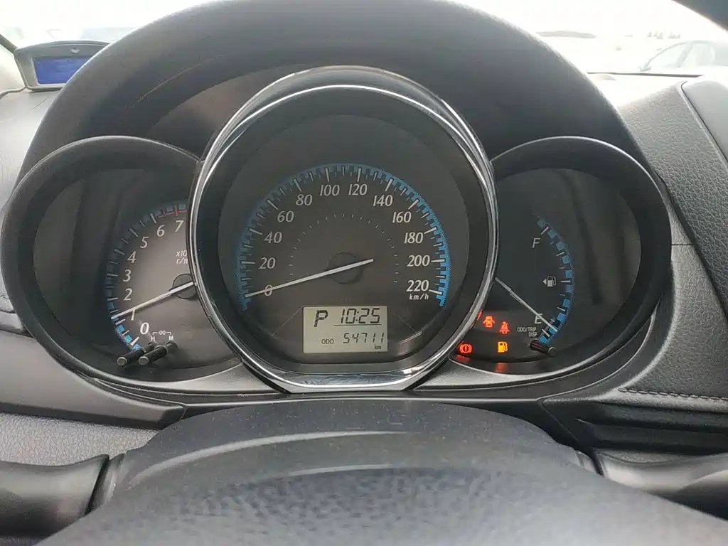 Toyota Yaris L — фото 7