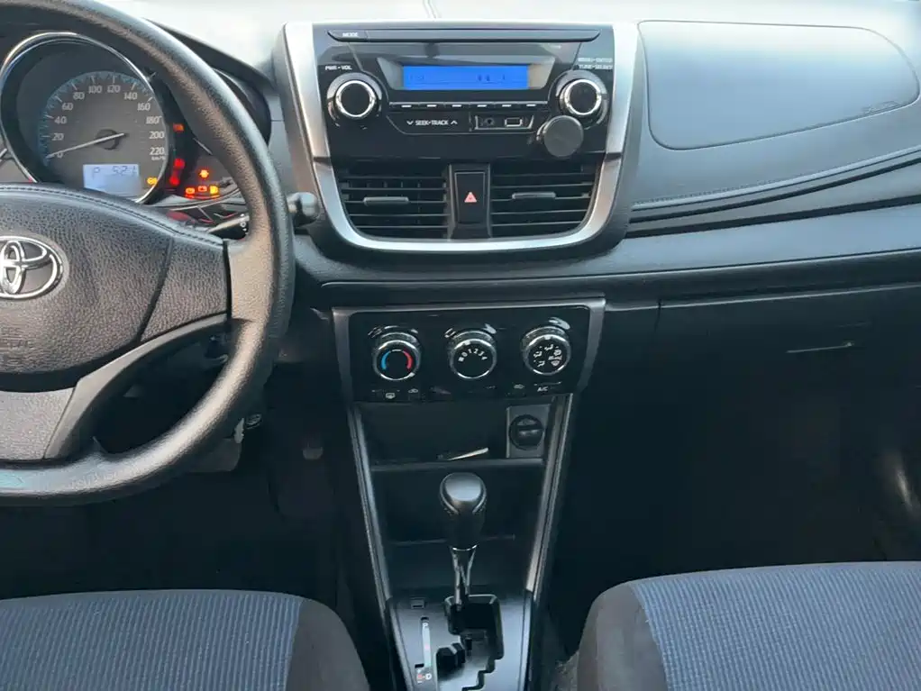 Toyota Yaris L — фото 9