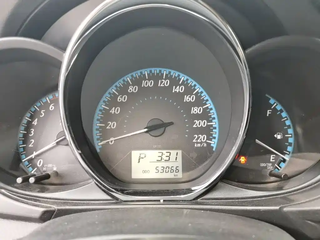 Toyota Yaris L — фото 11