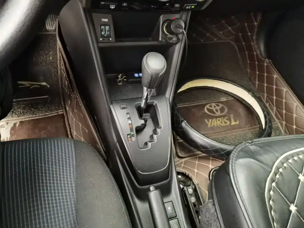 Toyota Yaris L — фото 13