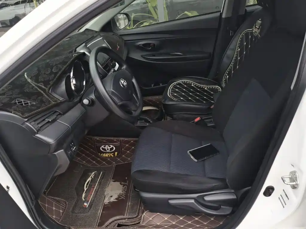 Toyota Yaris L — фото 14