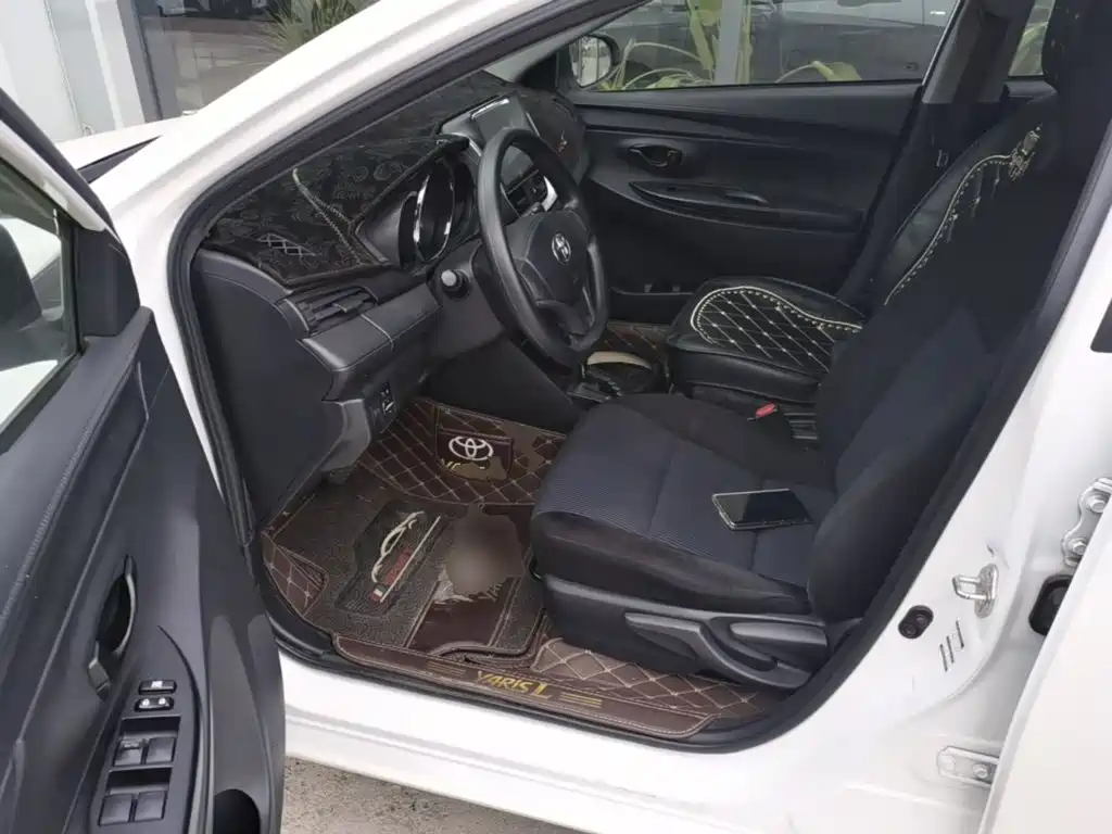 Toyota Yaris L — фото 15