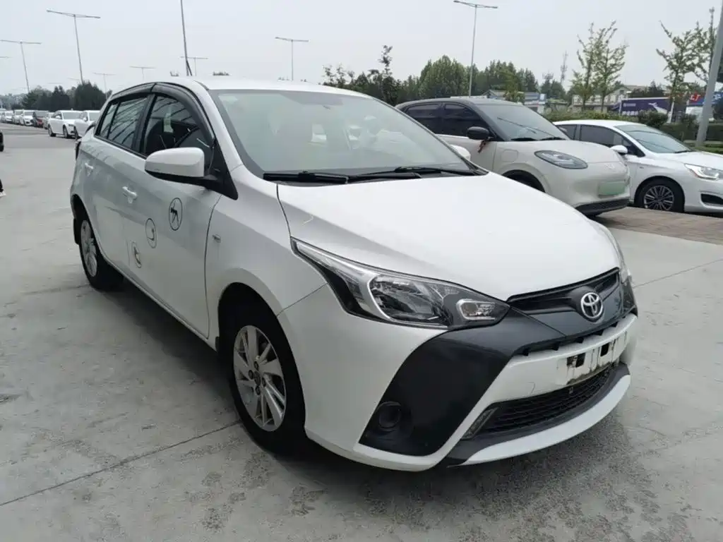 Toyota Yaris L — фото 3
