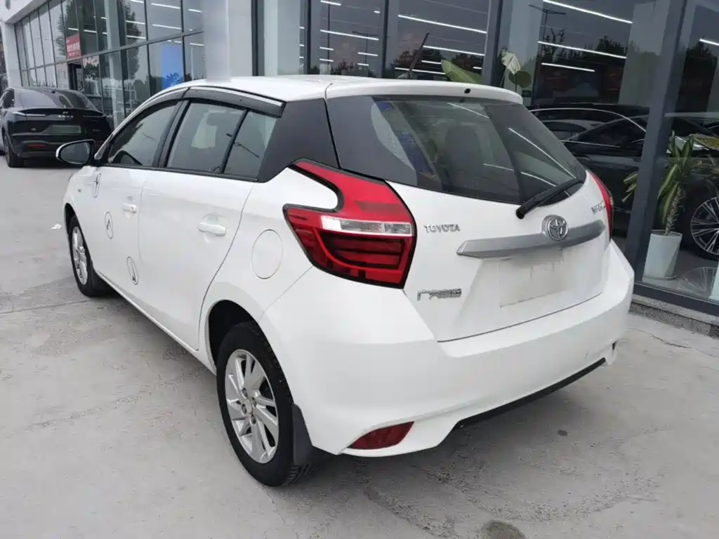Toyota Yaris L — фото 4