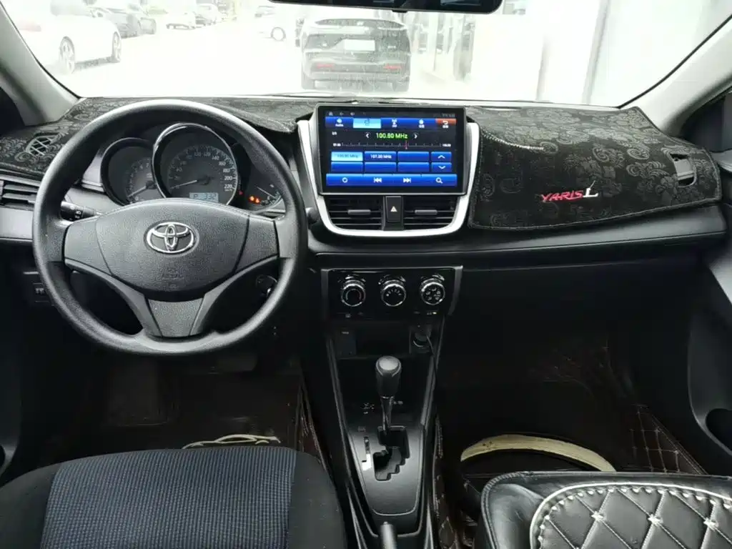 Toyota Yaris L — фото 9