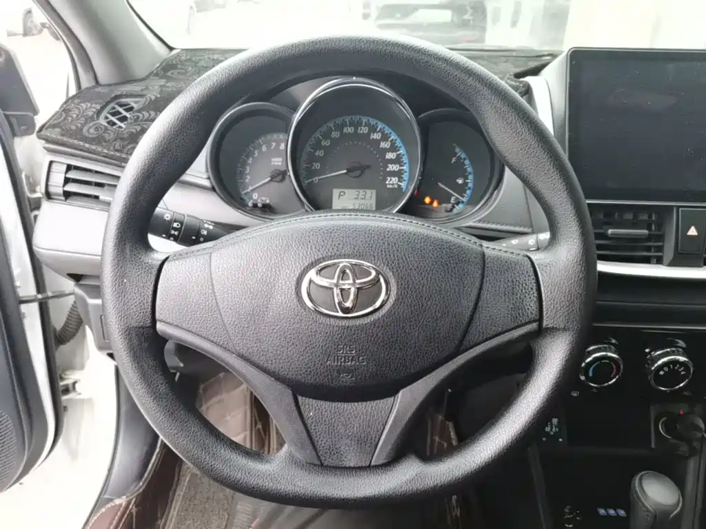Toyota Yaris L — фото 10