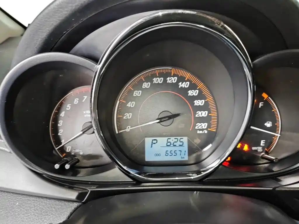 Toyota Yaris L — фото 11