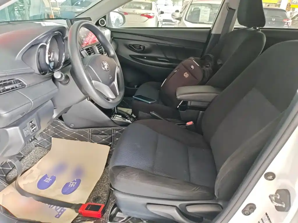 Toyota Yaris L — фото 14