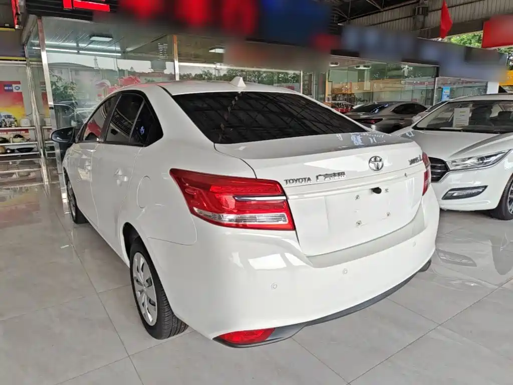 Toyota Yaris L — фото 4