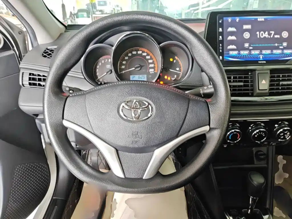 Toyota Yaris L — фото 10