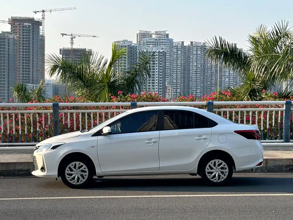 Toyota Vios — фото 4