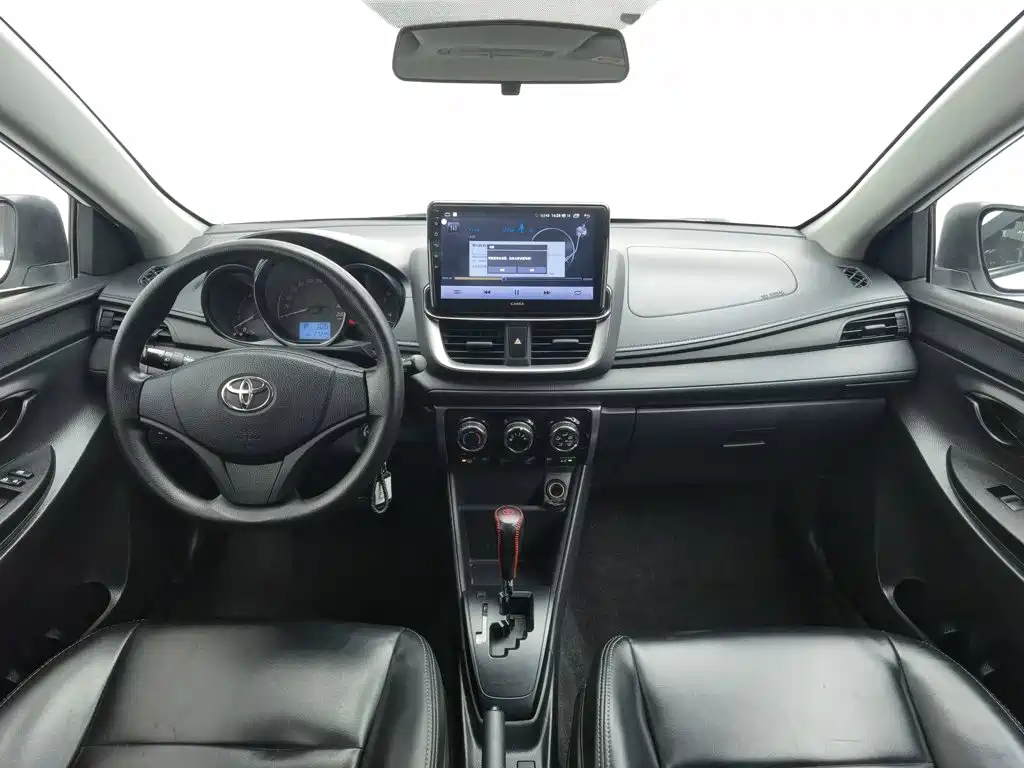 Toyota Yaris L — фото 5