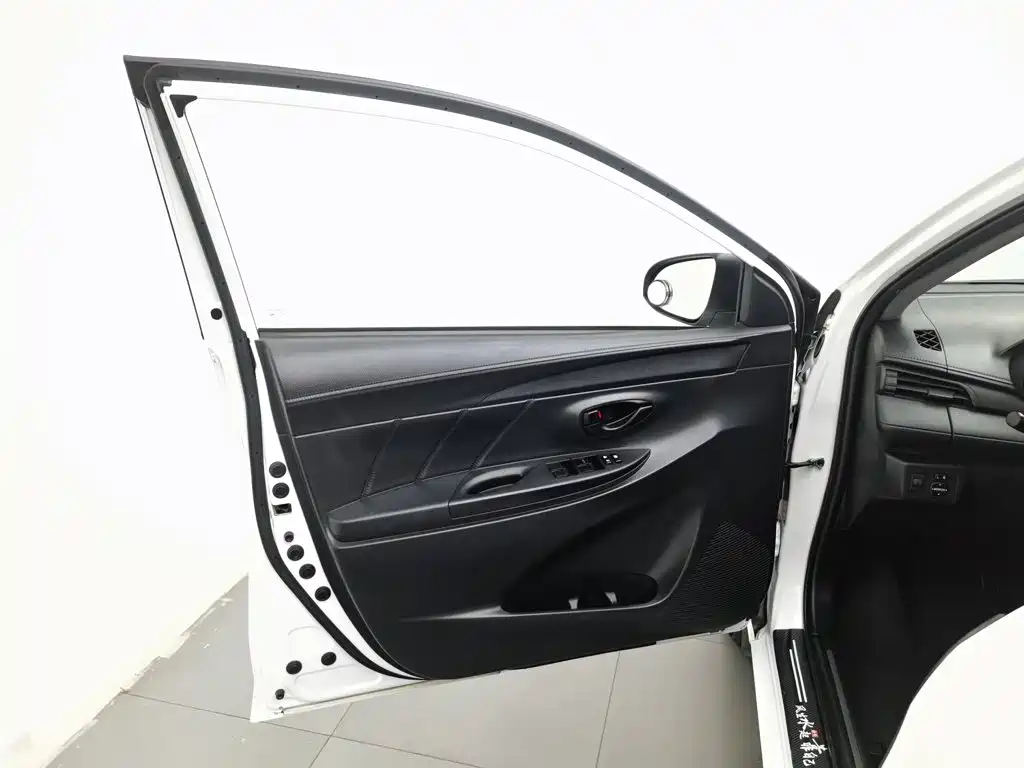 Toyota Yaris L — фото 8