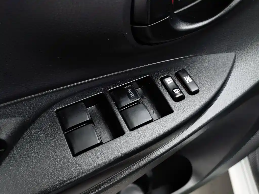 Toyota Yaris L — фото 9