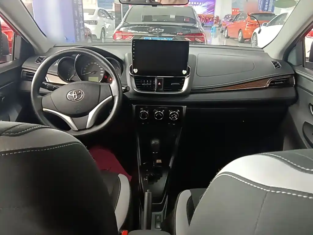 Toyota Yaris L — фото 9