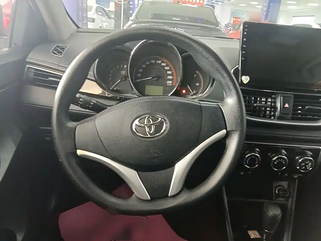 Toyota Yaris L — фото 10