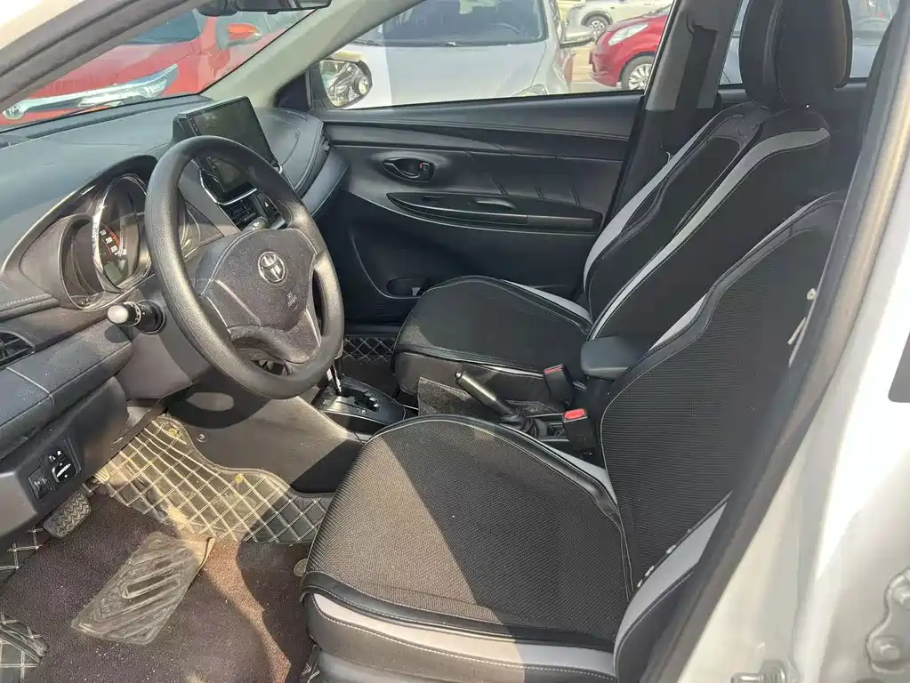 Toyota Yaris L — фото 5