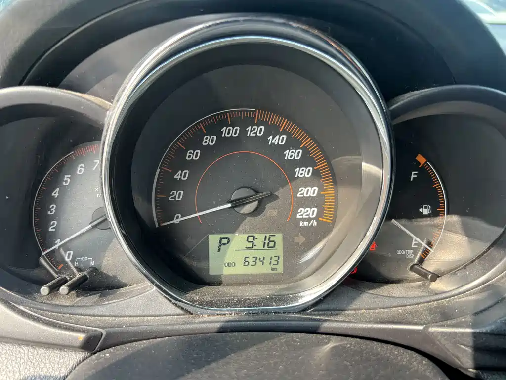 Toyota Yaris L — фото 7