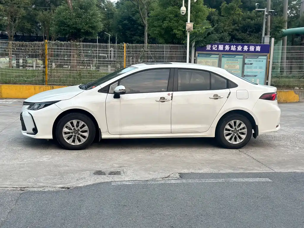 Toyota Corolla — фото 5