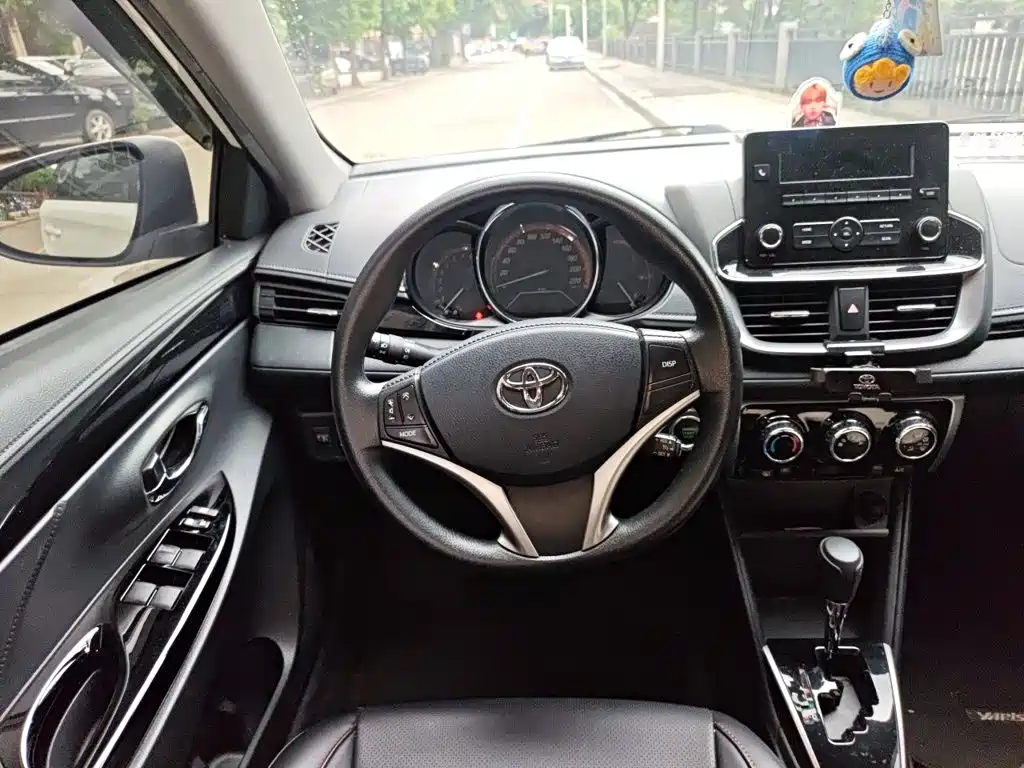Toyota Yaris L — фото 11