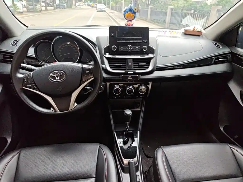Toyota Yaris L — фото 10