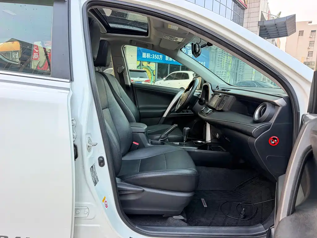 Toyota RAV4 — фото 11