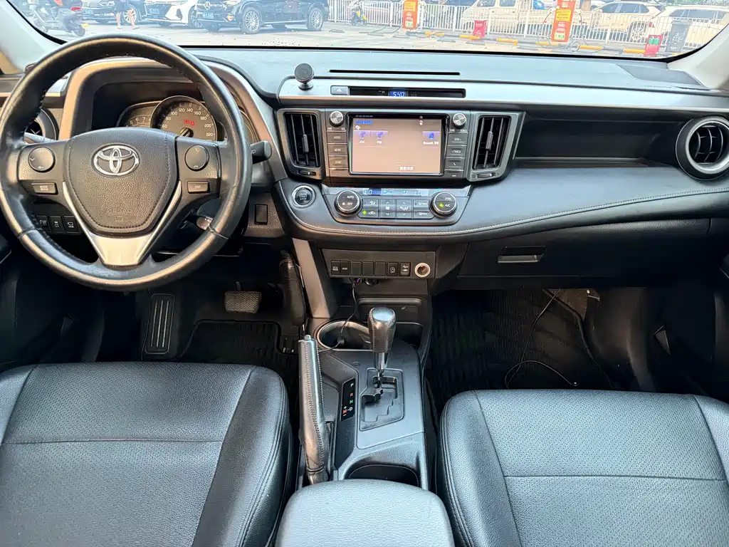 Toyota RAV4 — фото 17