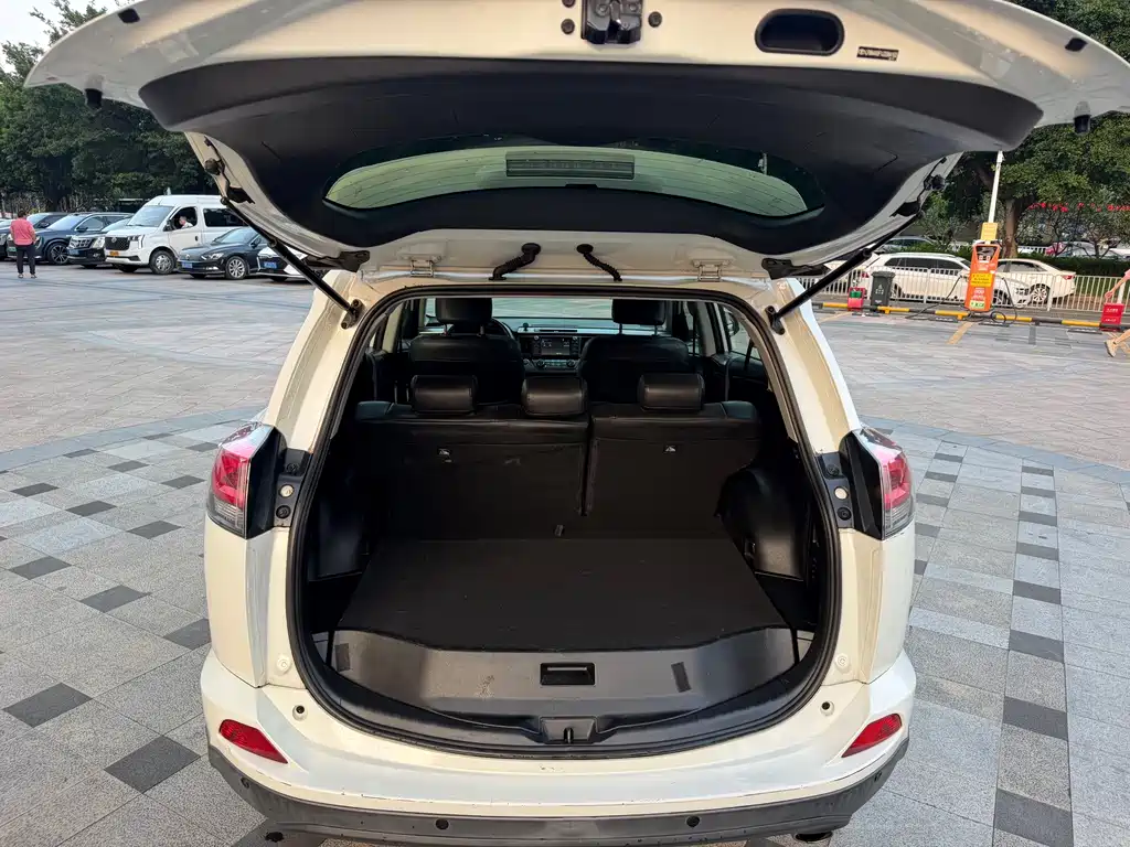 Toyota RAV4 — фото 23