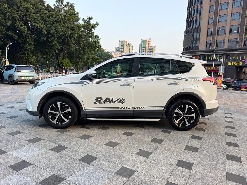 Toyota RAV4 — фото 4