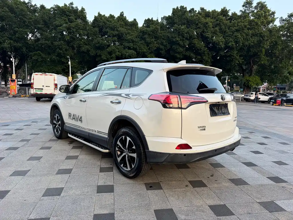 Toyota RAV4 — фото 5