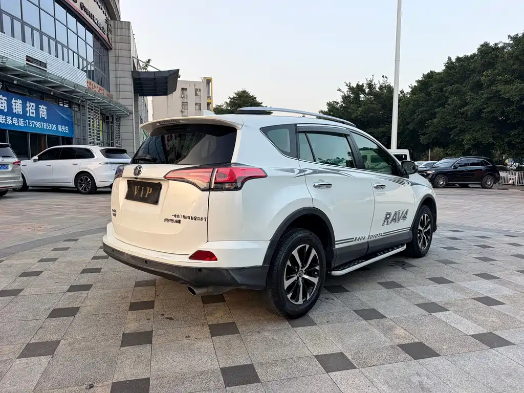 Toyota RAV4 — фото 7